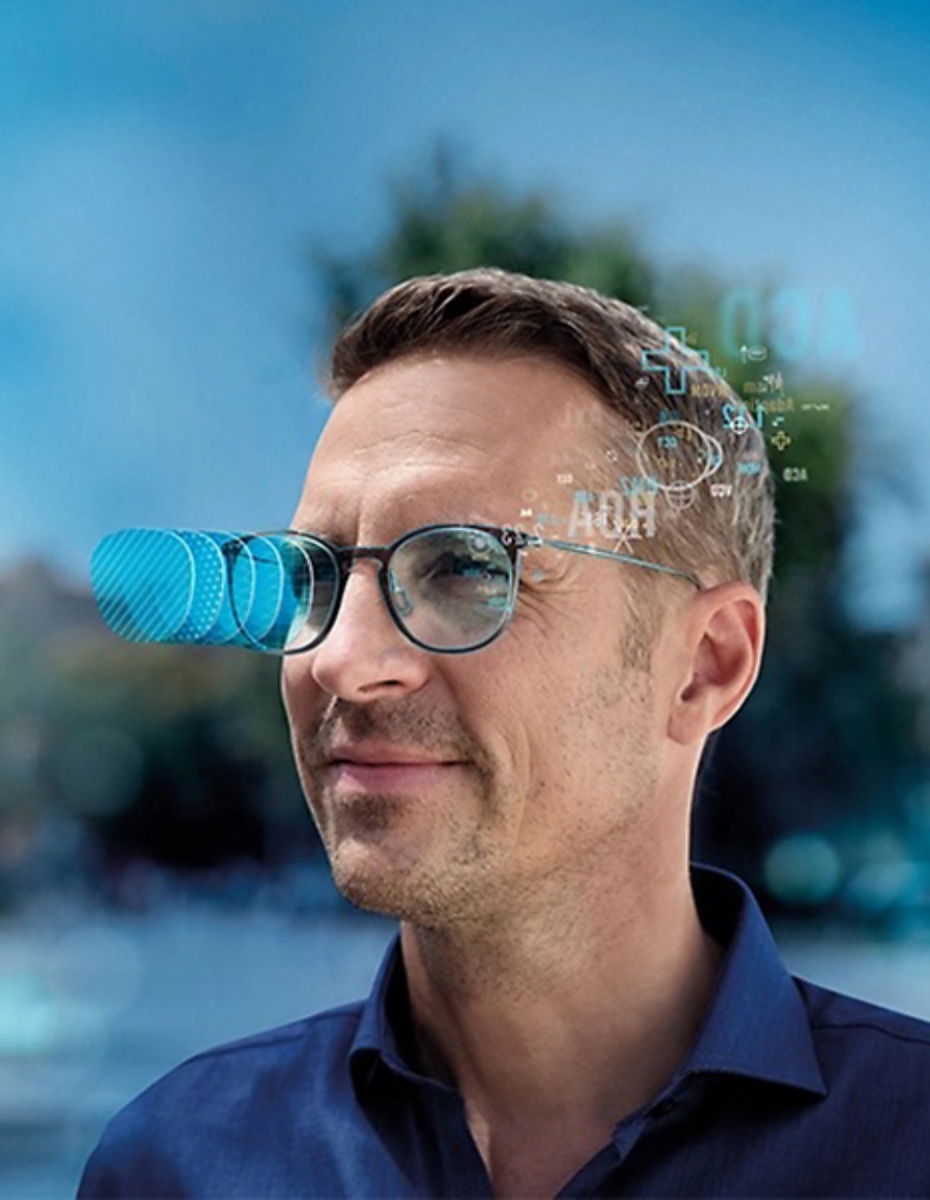 Mann mit Brille schaut in die Ferne. Futuristische Zeichen um seinen Kopf deuten die intelligente Brillenglastechnologie an. 